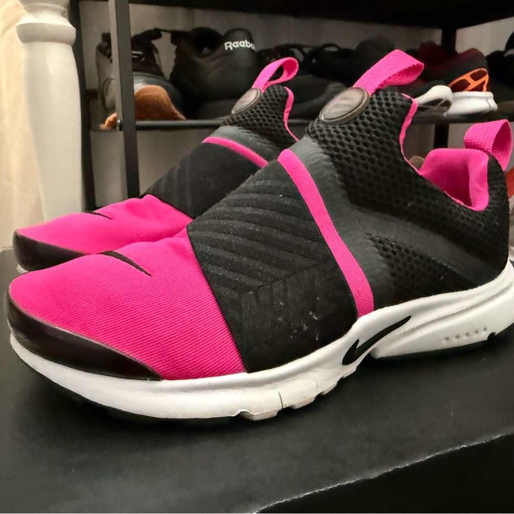 Nike Women's Black and Pink Athletic Shoes
